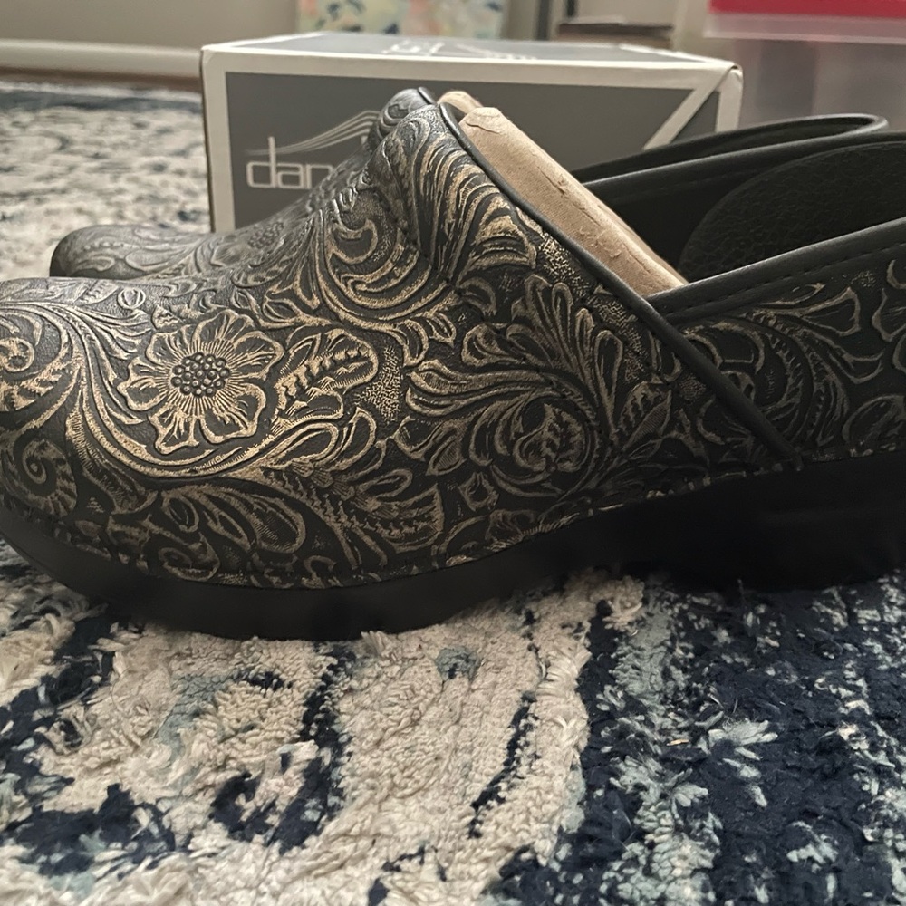 Brand new in box antique black Danskos
